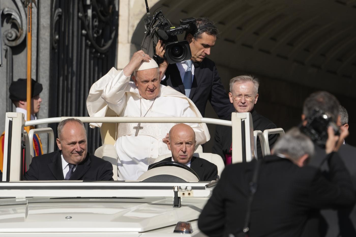 Papa Francesco, tutte le operazioni di Bergoglio