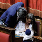 Camera, primo neonato allattato in Aula: è figlio di Gilda Sportiello