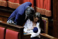 Camera dei deputati - La deputata del M5S Gilda Sportiello allatta il figlio in aula