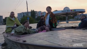 Diga distrutta in Ucraina, l’evacuazione dalle zone allagate