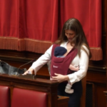 Camera, Gilda Sportiello (M5s) allatta il figlio in aula: è la prima volta