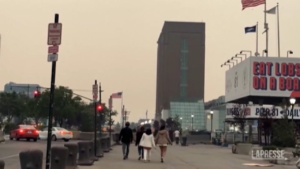 New York, cielo oscurato dagli incendi in Canada