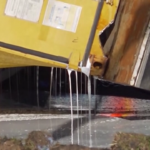 Nuova Zelanda, un camion che trasporta colla si ribalta