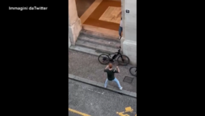 Forlì, rissa a colpi di accetta in centro: il video shock
