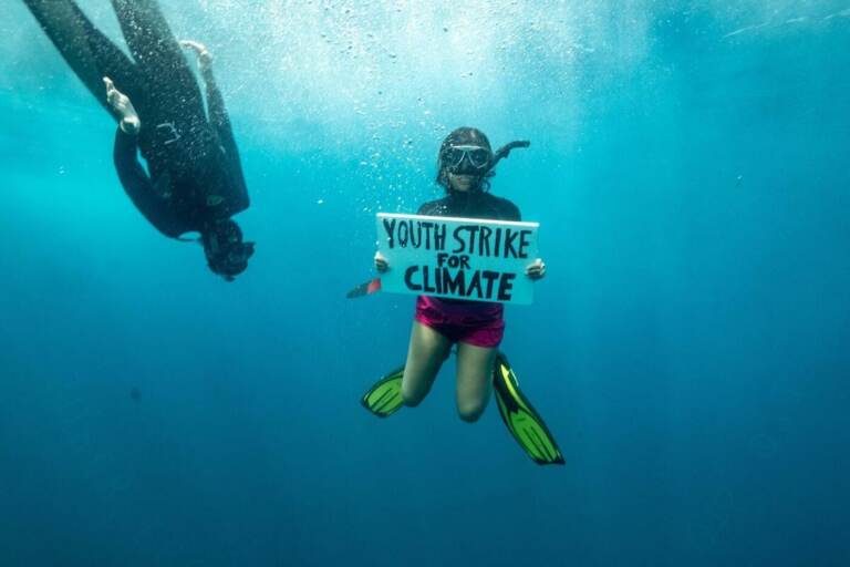 Sciopero per il clima, attivista Fridays for Future protesta sott’acqua con Greenpeace
