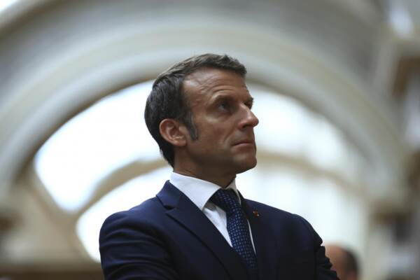 Il Presidente francese Macron in visita alla mostra Napoli a Parigi