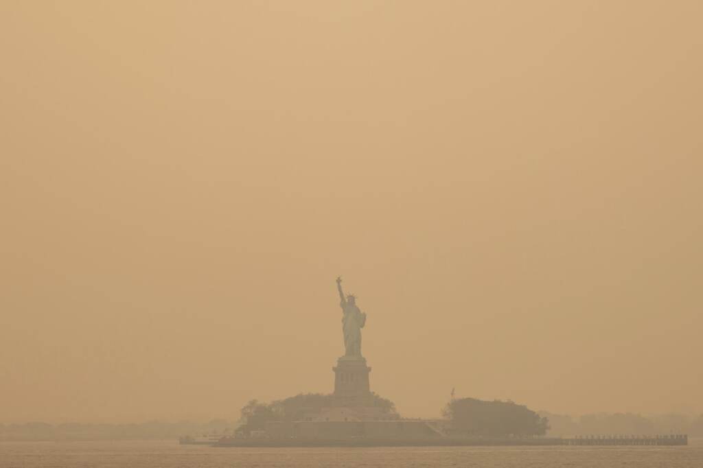 Galleria foto 'Incendi in Canada, a New York cielo arancione: le foto' - foto 4