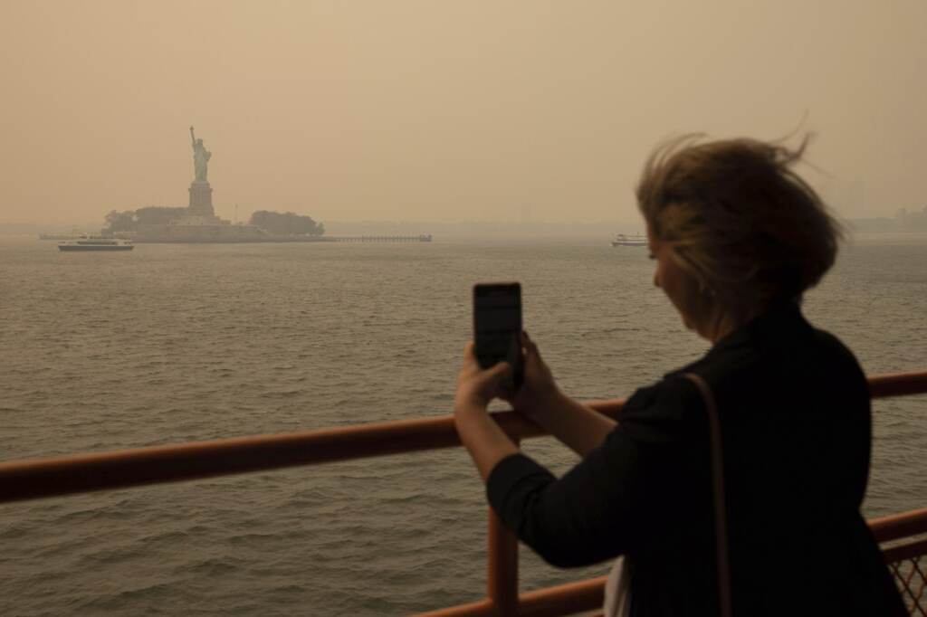 Galleria foto 'Incendi in Canada, a New York cielo arancione: le foto' - foto 6
