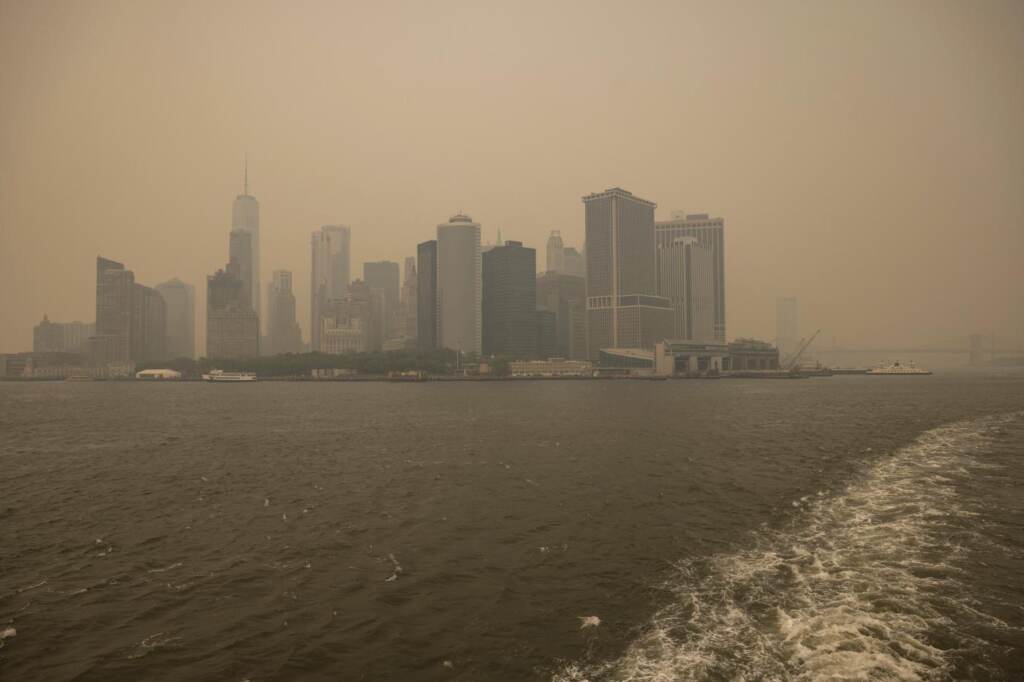 Galleria foto 'Incendi in Canada, a New York cielo arancione: le foto' - foto 5