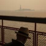 Incendi in Canada, a New York cielo arancione: le foto
