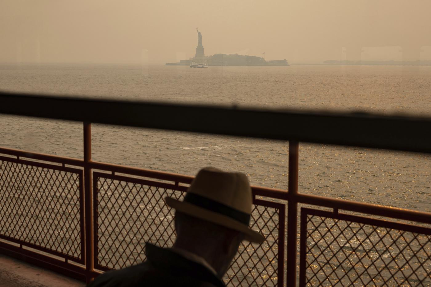 Incendi in Canada, a New York cielo arancione: le foto