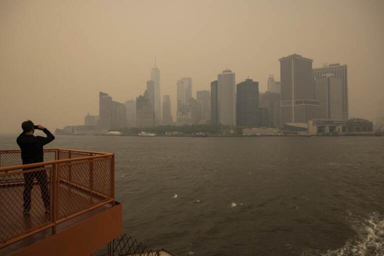 Il fumo causato dagli incendi in Canada arriva fino a New York