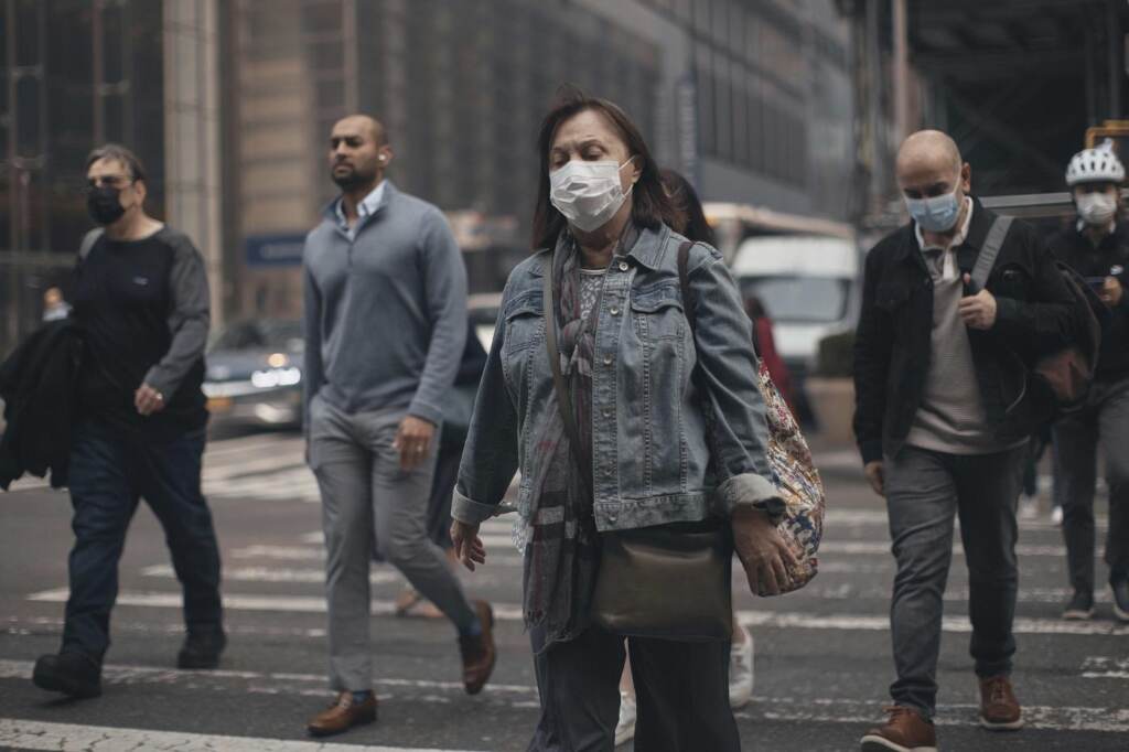 Galleria foto 'Incendi in Canada, a New York cielo arancione: le foto' - foto 10