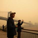 Usa, il fumo avvolge la città e gli aeroporti di New York