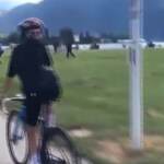 Annecy, in un video gli agenti bloccano l’aggressore