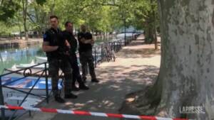 Francia, attacco a Annecy: la polizia presidia il parco