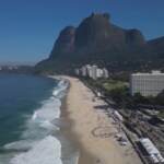 Brasile, volontari puliscono la spiaggia di Rio per Giornata Oceani