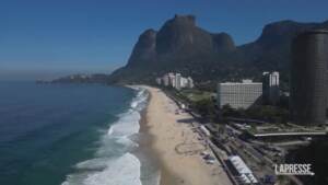 Brasile, volontari puliscono la spiaggia di Rio per Giornata Oceani