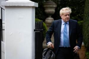 L'ex primo ministro britannico Boris Johnson partecipa all'udienza sull'inganno del Parlamento