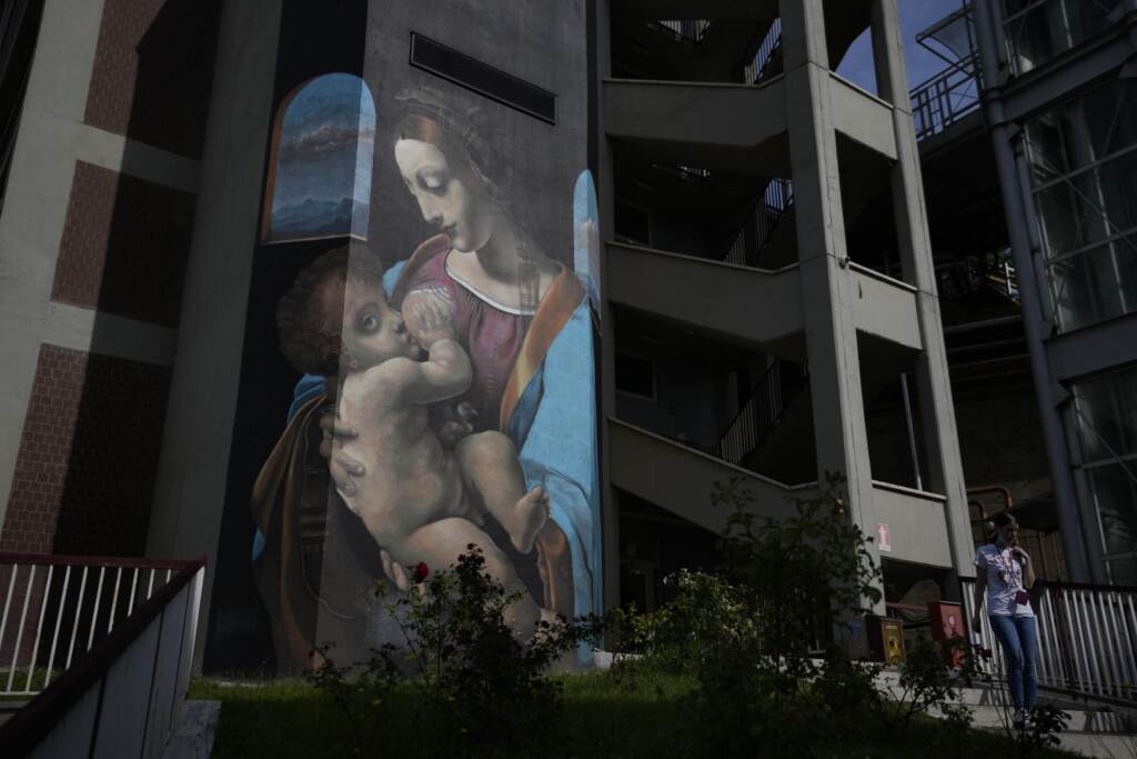 Galleria foto 'Papa Francesco, candele e omaggi floreali davanti al Gemelli di Roma' - foto 3