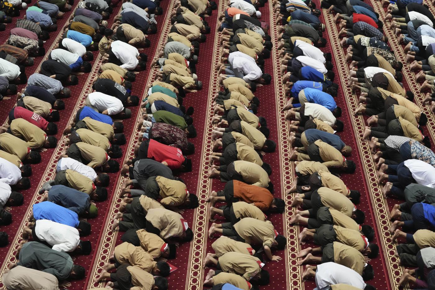 Diritti, proposta FdI vieta moschee in garage: è polemica