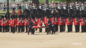 Londra, fa troppo caldo: soldato sviene alle prove di parata militare