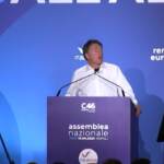 Renzi: “Un abbraccio a Berlusconi, commosso da sua tenacia”