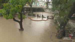 Alluvione a Cuba, strade allagate e almeno un morto