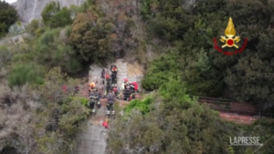 Addestramento a Lerici, vigili del fuoco provano salvataggio in scogliera