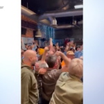 Champions, Noel Gallagher canta con i tifosi in un bar a San Diego