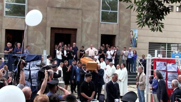 Delitto Senago, una folla commossa ai funerali di Giulia a Sant’Antimo