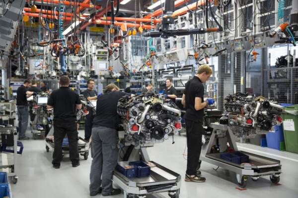 ENGINEERS AT WORK EACH HAND-BUILDING AN M157 5.5L V8 BITURBO ENGINE