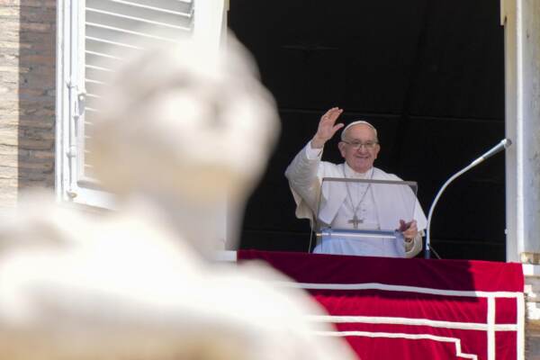 Vaticano, Papa Francesco recita la preghiera del Regina Coeli in piazza San Pietro