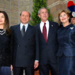 George W. Bush con la moglie Laura e il Presidente del Consiglio Silvio Berlusconi con la moglie Veronica Lario