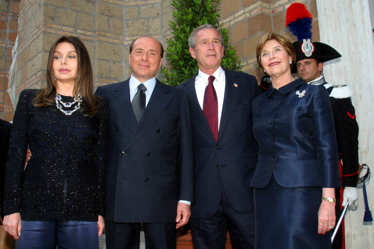George W. Bush con la moglie Laura e il Presidente del Consiglio Silvio Berlusconi con la moglie Veronica Lario