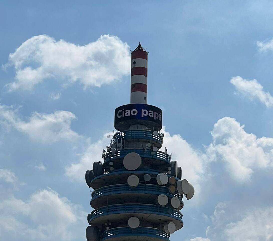 Berlusconi, sulla torre Mediaset ‘Ciao papà’
