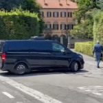 Berlusconi, feretro arrivato ad Arcore: applausi della folla