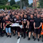 Berlusconi: Curva Sud, cori e fiori fuori da Villa San Martino