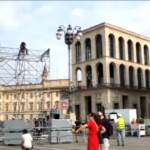 Funerali Berlusconi, maxischermi in allestimento in piazza Duomo