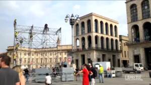 Funerali Berlusconi, maxischermi in allestimento in piazza Duomo