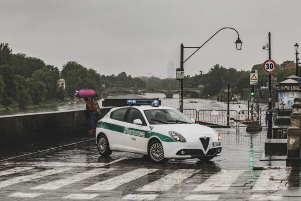 Transenne ai Murazzi, cresce il livello delle acque del fiume Po a Torino