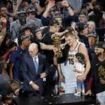 Nba, Jokic festeggia il titolo gettando in piscina Murray
