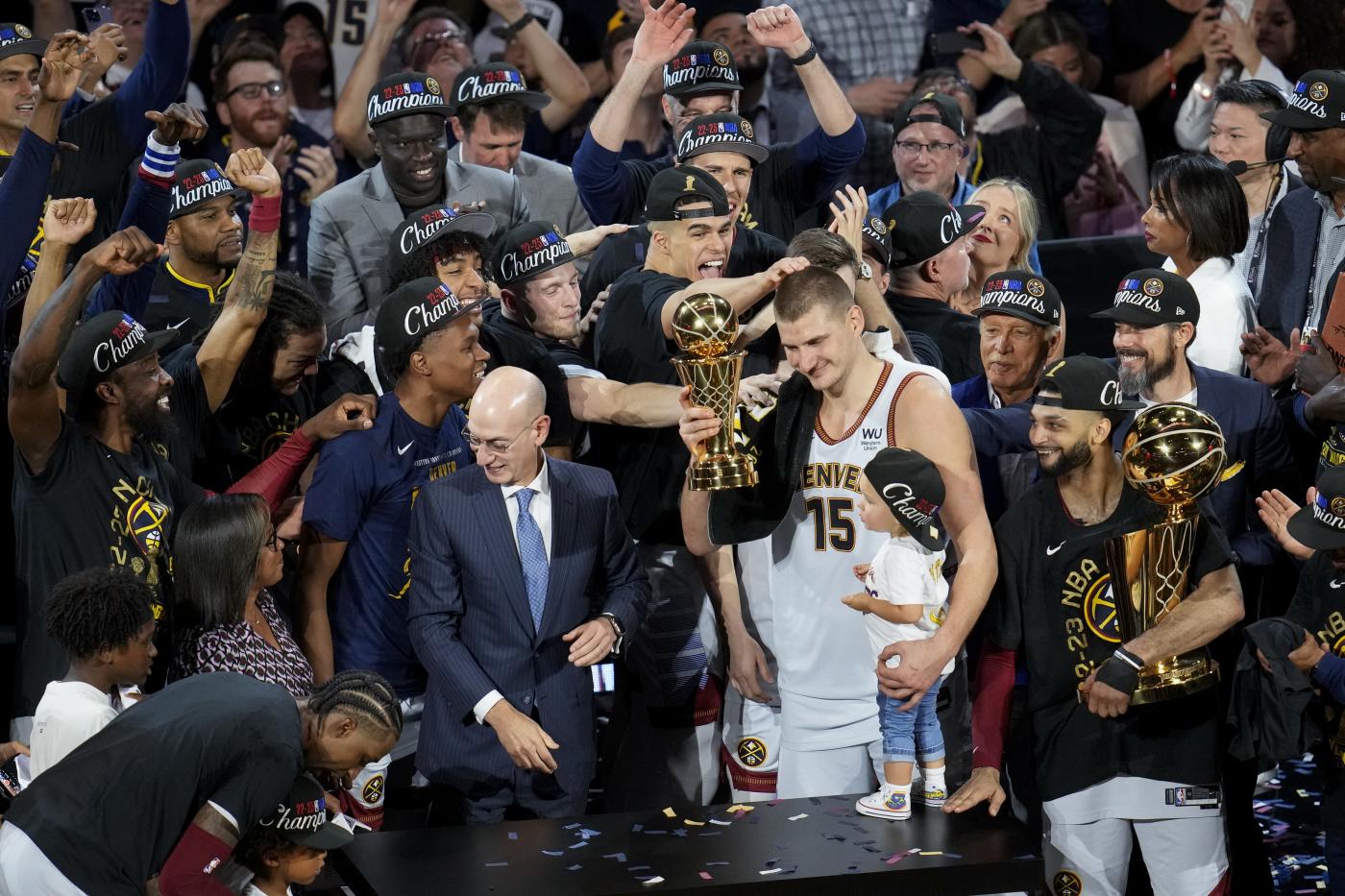 Nba, Jokic festeggia il titolo gettando in piscina Murray