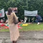 Berlusconi, coppia depone mazzo di fiori a Villa San Martino