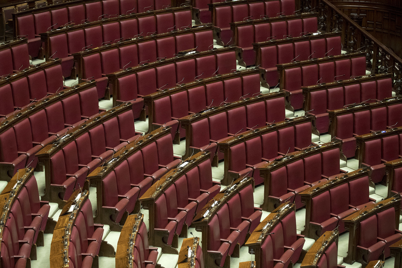 Berlusconi, la politica si ferma: stop ai lavori del Parlamento