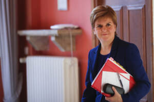 Scozia, ex premier Sturgeon arrestata e poi rilasciata