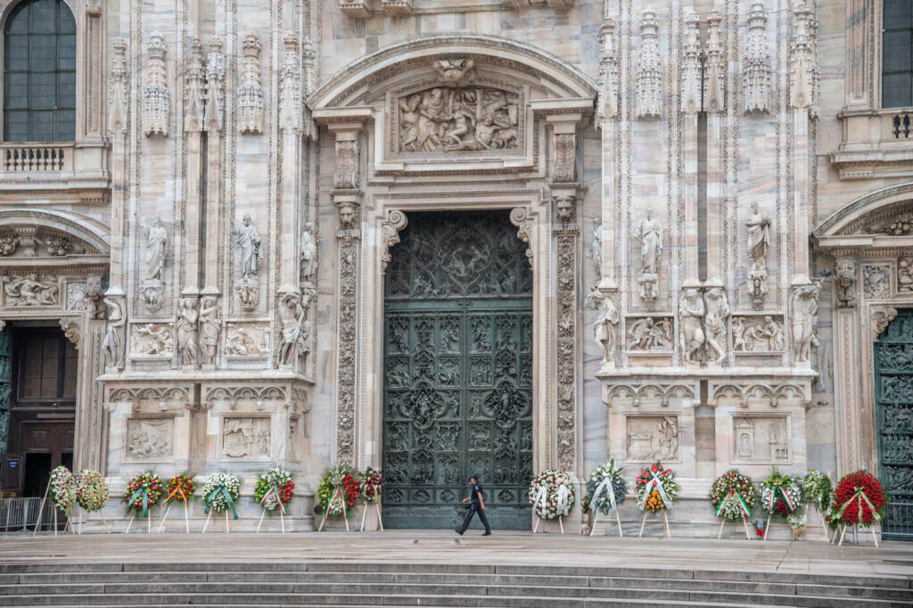 Galleria foto 'Funerali Berlusconi, dalla Rai a Belen: le corone di fiori in piazza Duomo' - foto 7