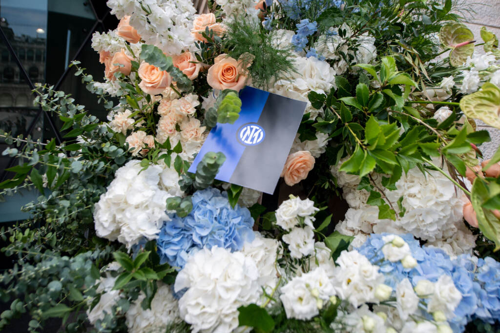 Galleria foto 'Funerali Berlusconi, dalla Rai a Belen: le corone di fiori in piazza Duomo' - foto 3