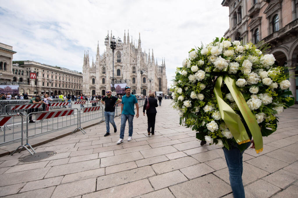 Galleria foto 'Funerali Berlusconi, dalla Rai a Belen: le corone di fiori in piazza Duomo' - foto 4