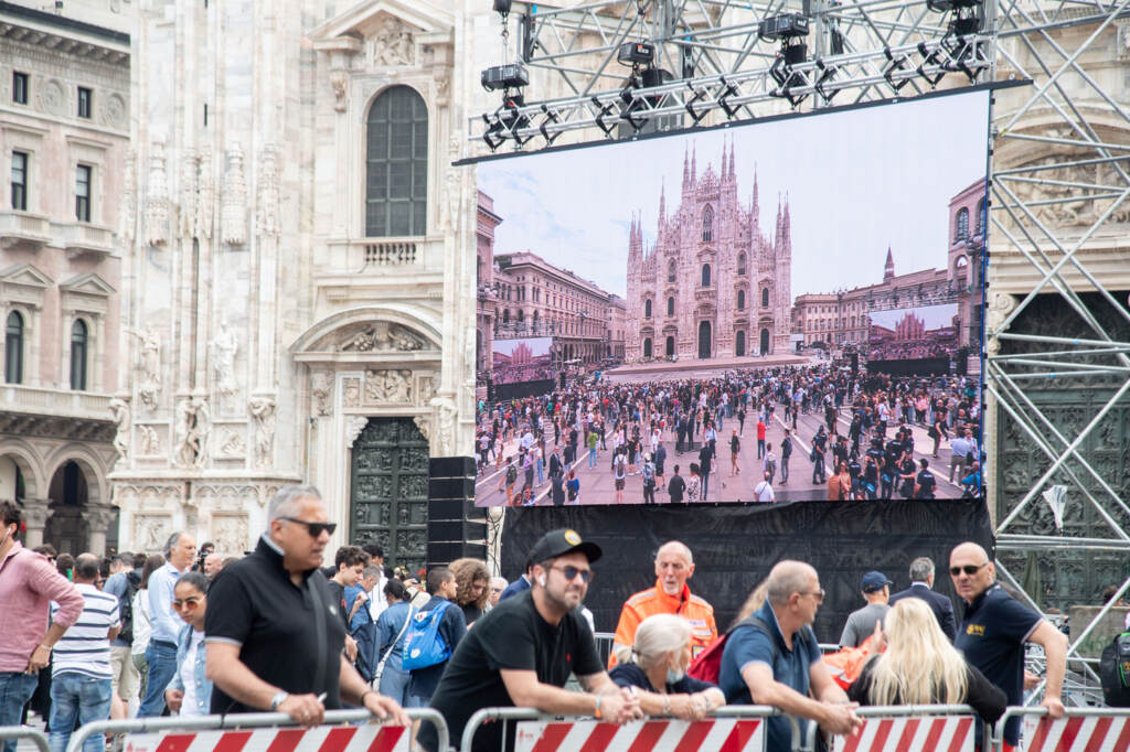 Galleria foto 'Funerali Berlusconi, dalla Rai a Belen: le corone di fiori in piazza Duomo' - foto 10